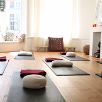 Klik om meer te weten over “Yoga met Hans” – Live online yoga les – kies een dag