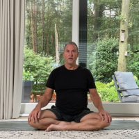Klik om meer te weten over Yoga met Hans – Wekelijkse live online ochtendpraktijk 7.00
